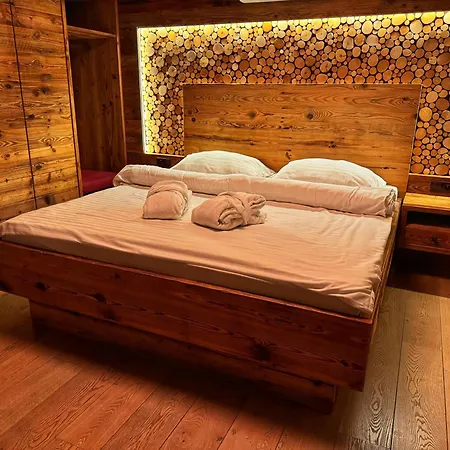 Rezort Luxusní tyrolský chalet s vířivkou v parkhotelu Villa Resort&Organic Spa Ceske Budejovice