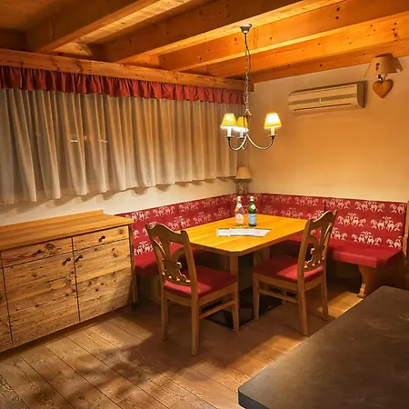 Luxusní tyrolský chalet s vířivkou v parkhotelu Villa Resort&Organic Spa 4* Ceske Budejovice