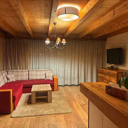 Luxusní tyrolský chalet s vířivkou v parkhotelu Villa Resort&Organic Spa 4*