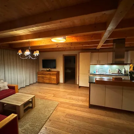 Luxusní tyrolský chalet s vířivkou v parkhotelu Villa Resort&Organic Spa 4*