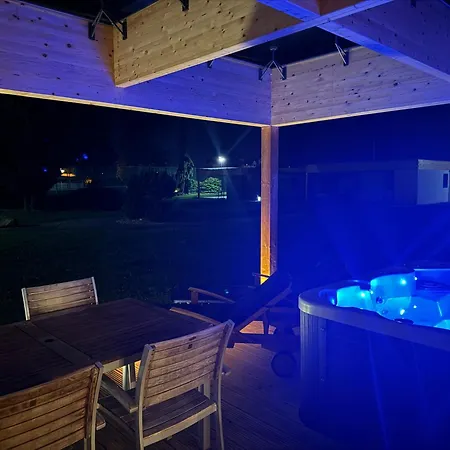 Luxusní tyrolský chalet s vířivkou v parkhotelu Villa Resort&Organic Spa 4* Ceske Budejovice