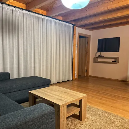 Rezort Luxusní tyrolský chalet s vířivkou v parkhotelu Villa Resort&Organic Spa