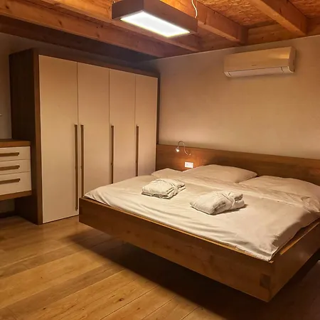 Luxusní tyrolský chalet s vířivkou v parkhotelu Villa Resort&Organic Spa Rezort Ceske Budejovice