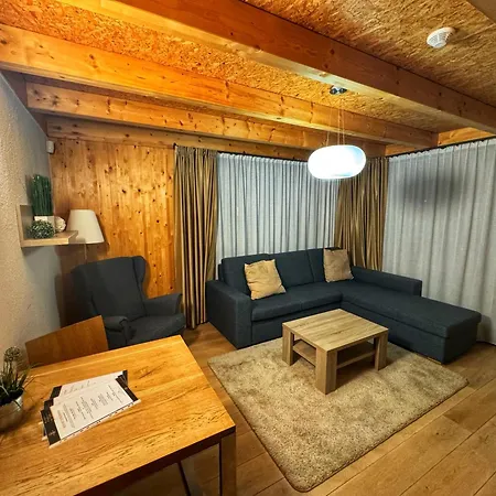 Luxusní tyrolský chalet s vířivkou v parkhotelu Villa Resort&Organic Spa 4*