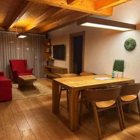 Luxusní tyrolský chalet s vířivkou v parkhotelu Villa Resort&Organic Spa 4*
