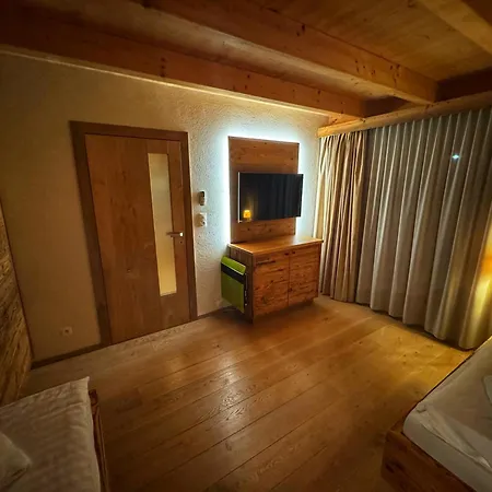 Luxusní tyrolský chalet s vířivkou v parkhotelu Villa Resort&Organic Spa 4* Ceske Budejovice