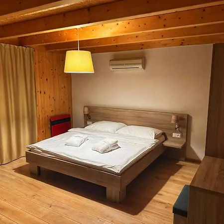 Rezort Luxusní tyrolský chalet s vířivkou v parkhotelu Villa Resort&Organic Spa