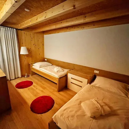 Luxusní tyrolský chalet s vířivkou v parkhotelu Villa Resort&Organic Spa Rezort 4*