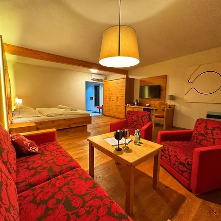 Luxusní tyrolský chalet s vířivkou v parkhotelu Villa Resort&Organic Spa