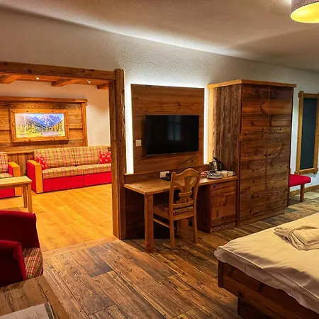 Rezort Luxusní tyrolský chalet s vířivkou v parkhotelu Villa Resort&Organic Spa