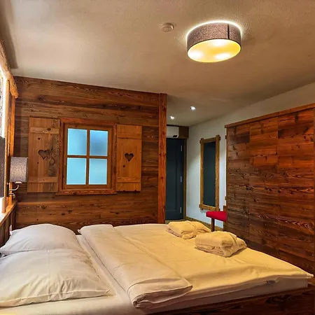 Luxusní tyrolský chalet s vířivkou v parkhotelu Villa Resort&Organic Spa 4*
