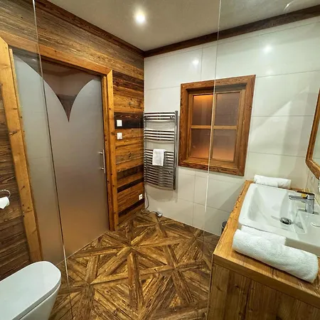 Luxusní tyrolský chalet s vířivkou v parkhotelu Villa Resort&Organic Spa