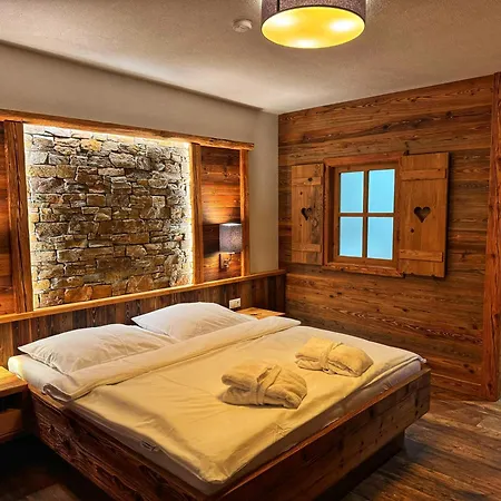 Rezort Luxusní tyrolský chalet s vířivkou v parkhotelu Villa Resort&Organic Spa 4*