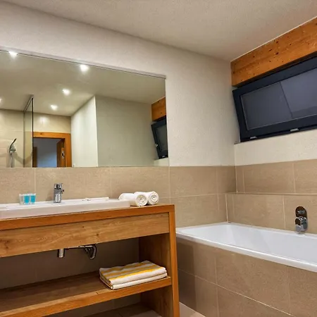 Luxusní tyrolský chalet s vířivkou v parkhotelu Villa Resort&Organic Spa Rezort Ceske Budejovice
