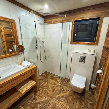 Luxusní tyrolský chalet s vířivkou v parkhotelu Villa Resort&Organic Spa 4*